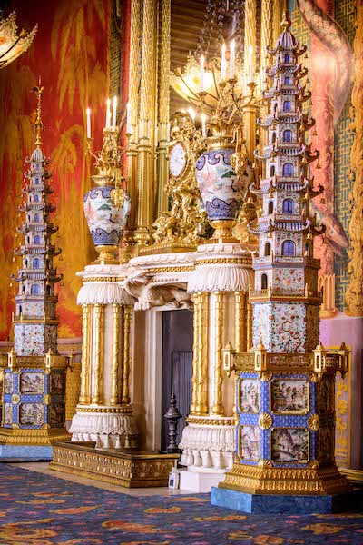 ornate mirror and mantlepiece inside brighton pavilion